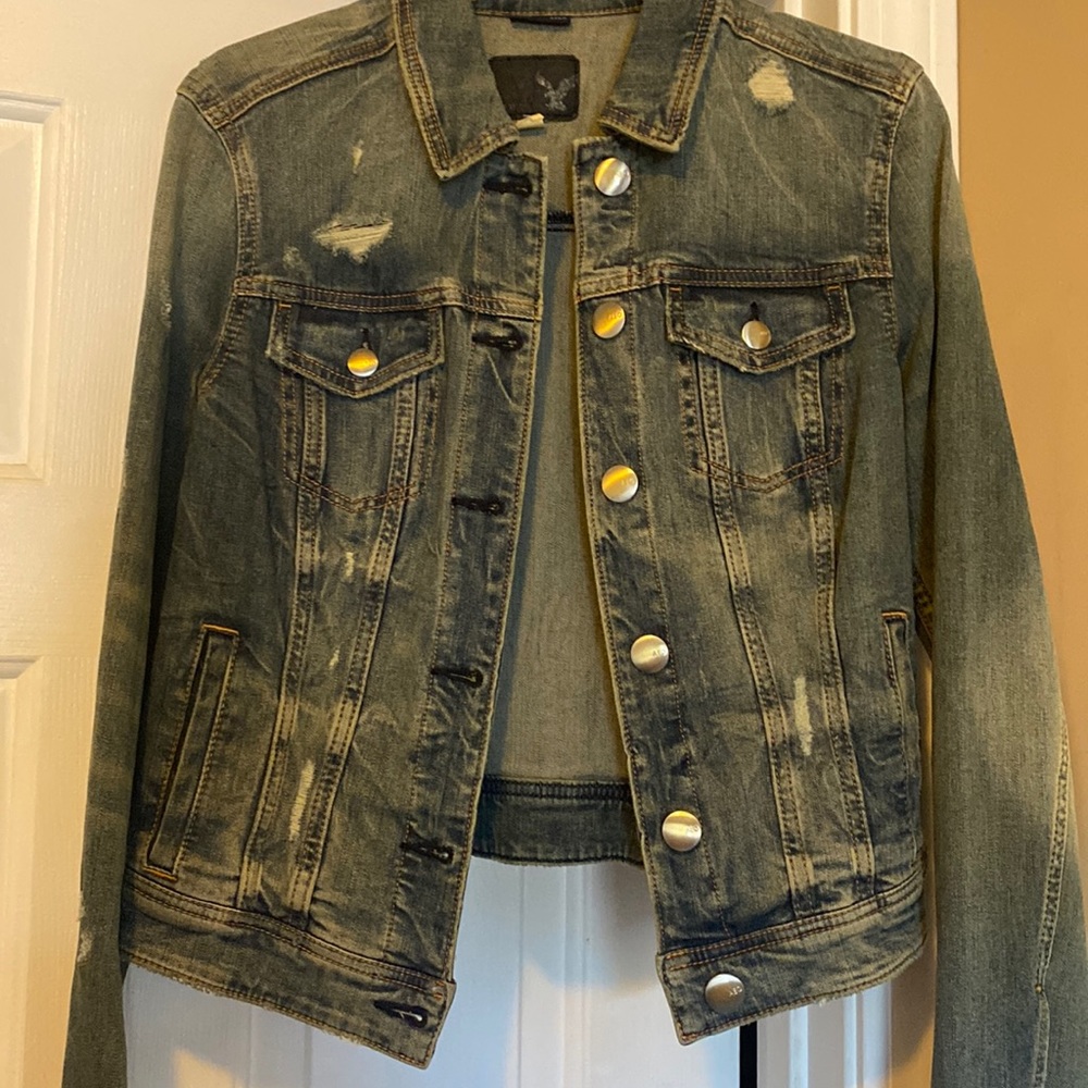 Never worn but took tags off distressed super stretch American eagle jacket M